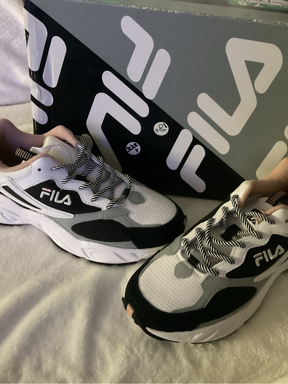 FILA Men’s White, Black and Gray Low-Top Sneakers